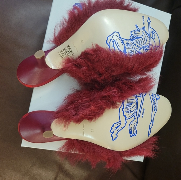 Burberry Jackie Shearling Sandals. - Picture 5 of 5